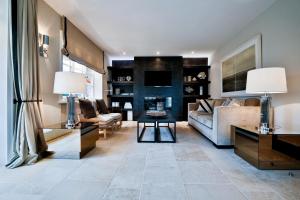 LITZKOW 16302 في Archsum: غرفة معيشة مع أريكة وتلفزيون