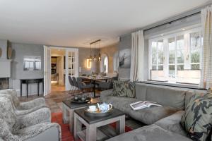 un soggiorno con un divano e un tavolo di LITZKOW 12601 a Morsum