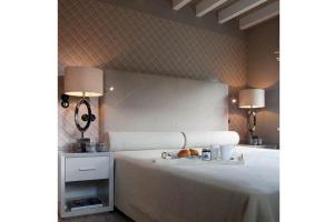 LITZKOW 16302 في Archsum: غرفة نوم بها سرير عليه صينية طعام