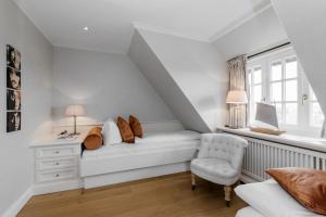 Camera bianca con panca e sedia di LITZKOW 12601 a Morsum