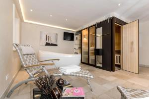 e bagno con sedia e vasca. di LITZKOW 12601 a Morsum