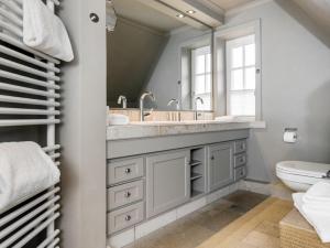 un bagno con lavandino e specchio di LITZKOW 12601 a Morsum Altre 22 foto