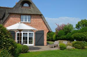 una casa con patio e ombrellone di LITZKOW 12601 a Morsum