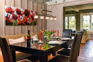 una sala da pranzo con tavolo, sedie e un quadro di LITZKOW 14204 a Morsum