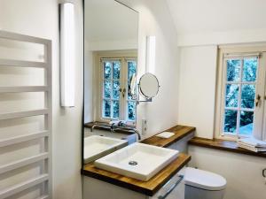 un bagno bianco con lavandino e specchio di LITZKOW 14204 a Morsum