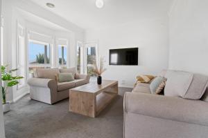 TV a/nebo společenská místnost v ubytování Mountain Vista Retreat - Comfort Meets Style