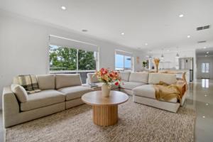 Posezení v ubytování Mountain Vista Retreat - Comfort Meets Style