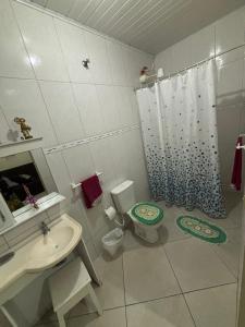 Koupelna v ubytování Confortável quarto em Matinhos + 12 fotografií