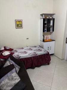 Postel nebo postele na pokoji v ubytování Confortável quarto em Matinhos