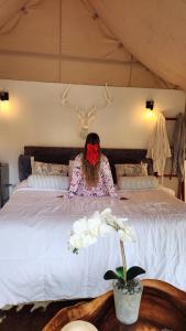 Glamping Bellavista - Escapada Romántica en el Lago Calima客房内的一张或多张床位