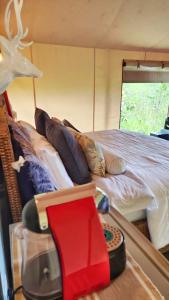 Glamping Bellavista - Escapada Romántica en el Lago Calima客房内的一张或多张床位