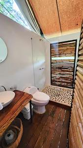 DariénGlamping Bellavista - Escapada Romántica en el Lago Calima的带马桶和水槽的浴室