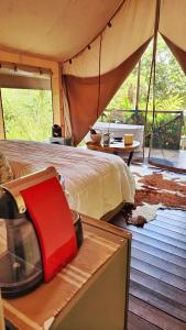 DariénGlamping Bellavista - Escapada Romántica en el Lago Calima的帐篷里有一张床的卧室