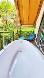 Glamping Bellavista - Escapada Romántica en el Lago Calima的阳台或露台