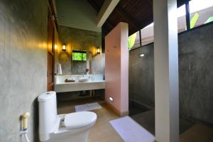 a bathroom with a toilet, sink, and bathtub at Bor Saen Villa in Bor Saen