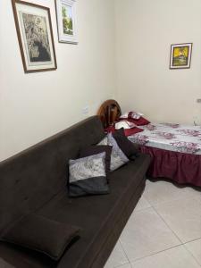 Postel nebo postele na pokoji v ubytování Confortável quarto em Matinhos