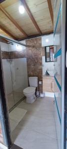 Un baño de Cabaña Los Sombrios 13 fotos más