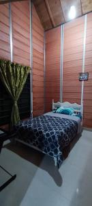 Una cama o camas en una habitación de Cabaña Los Sombrios