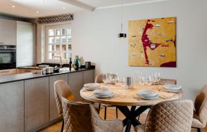 una cucina e una sala da pranzo con tavolo e sedie di LITZKOW 16103 ad Archsum Altre 17 foto