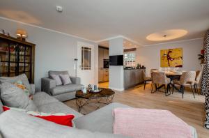 un soggiorno con un divano e un tavolo di LITZKOW 16103 ad Archsum