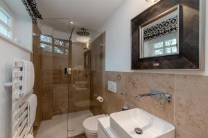 un bagno con lavandino e doccia di LITZKOW 16103 ad Archsum