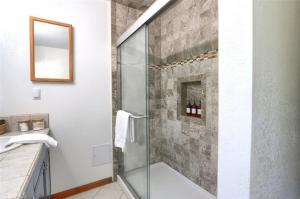 Et badeværelse på Lake View Cabin Private Dock Free Night Special + 16 billeder