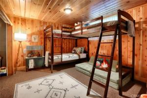 En eller flere senge i et værelse på Lake View Cabin Private Dock Free Night Special