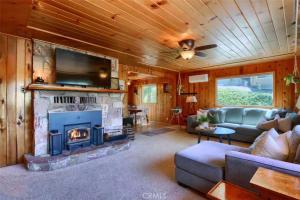 Et tv og/eller underholdning på Lake View Cabin Private Dock Free Night Special