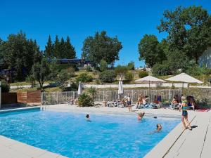 un groupe de personnes dans une piscine dans l'établissement Holiday Home in France with Private Terrace, à Mauroux