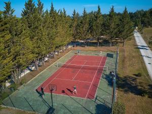 une vue aérienne d'un court de tennis avec des gens dessus dans l'établissement Holiday Home in France with Private Terrace, à Mauroux