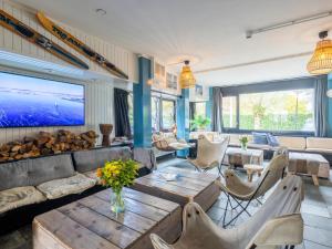Χώρος καθιστικού στο De Kaag Watersport Groepsaccommodatie - 80 pers