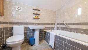 Un baño con inodoro, lavabo y bañera. en Marina Beach House, en Caister-on-Sea 29 fotos más