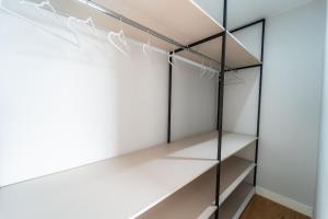 una cabina armadio con ripiani in vetro di AP 2Qtos, Garagem, Academia, Piscina, Wi-fi 500Mbp, Jr Catito a Brasilia Altre 29 foto