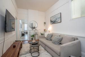 una sala de estar con un sofá y una mesa en Hayes Valley Home 3Bed by Restaurants, Bars and Shops, en San Francisco