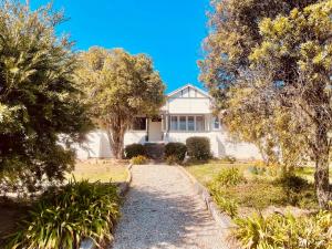 une maison blanche avec des arbres devant dans l'établissement Hanami Place - Kandos - 4 bedroom house 1-8 people, à Kandos 20 autres photos