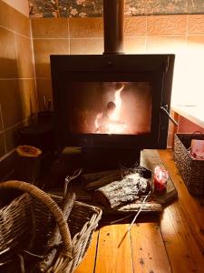 - un salon avec une cheminée dans l'établissement Hanami Place - Kandos - 4 bedroom house 1-8 people, à Kandos