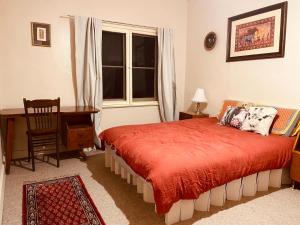 une chambre avec un lit, un bureau et une fenêtre dans l'établissement Hanami Place - Kandos - 4 bedroom house 1-8 people, à Kandos