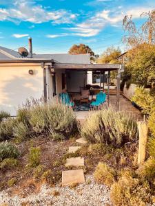 une maison avec un patio avec une table et des chaises dans l'établissement Hanami Place - Kandos - 4 bedroom house 1-8 people, à Kandos