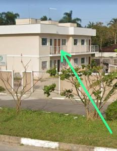 カラグアタトゥーバにあるMassaguaçu Cocanha "150 mts Praia "の建物前の芝生の凧