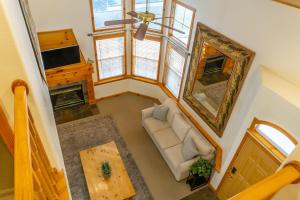 vista sul soffitto di un soggiorno con divano e TV di Family Vacation-Heated In Out Pool, Tubing & Ice Skating 719 townhouse a Midway