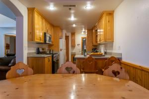 una cucina con tavolo e sedie in legno di Family Vacation-Heated In Out Pool, Tubing & Ice Skating 719 townhouse a Midway Altre 30 foto