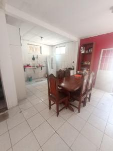 アナニンデウアにあるResidencial New Ville 2のテーブルと椅子のあるキッチンとダイニングルーム