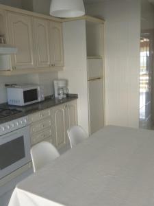 Η κουζίνα ή μικρή κουζίνα στο Apartamento luminoso con vistas a la ría +11 φωτογραφίες