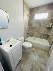 ダラスにあるSpacious Location! 15 minutes from downtown Dallasの洗面台、トイレ、浴槽を備えたバスルーム