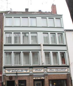ein großes weißes Gebäude mit vielen Fenstern in der Unterkunft Altstadt Hotel Rheinblick in Düsseldorf