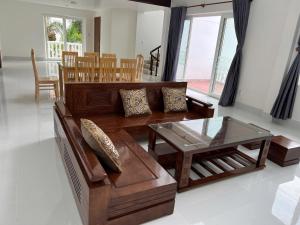 头顿Trần Phú Homestay Vũng Tàu - View biển bãi trước - 7 phòng ngủ lớn - Hồ bơi riêng的带沙发和桌子的客厅