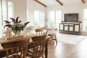 a living room with a table with chairs and a tv at Kookaburra Cottage - 10 minutes from Mount Gambier CBD in Yahl Paddock +28 photos