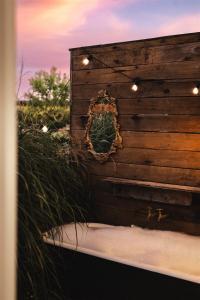 uno specchio sul lato di una parete di legno di Kookaburra Cottage - 10 minutes from Mount Gambier CBD a Yahl Paddock