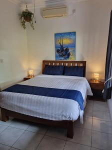 Ένα ή περισσότερα κρεβάτια σε δωμάτιο στο villa bumiayu 3 sanur +68 φωτογραφίες
