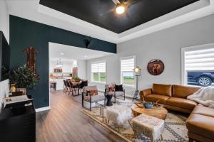 Χώρος καθιστικού στο Central Bardstown Home Near Distilleries & Dining